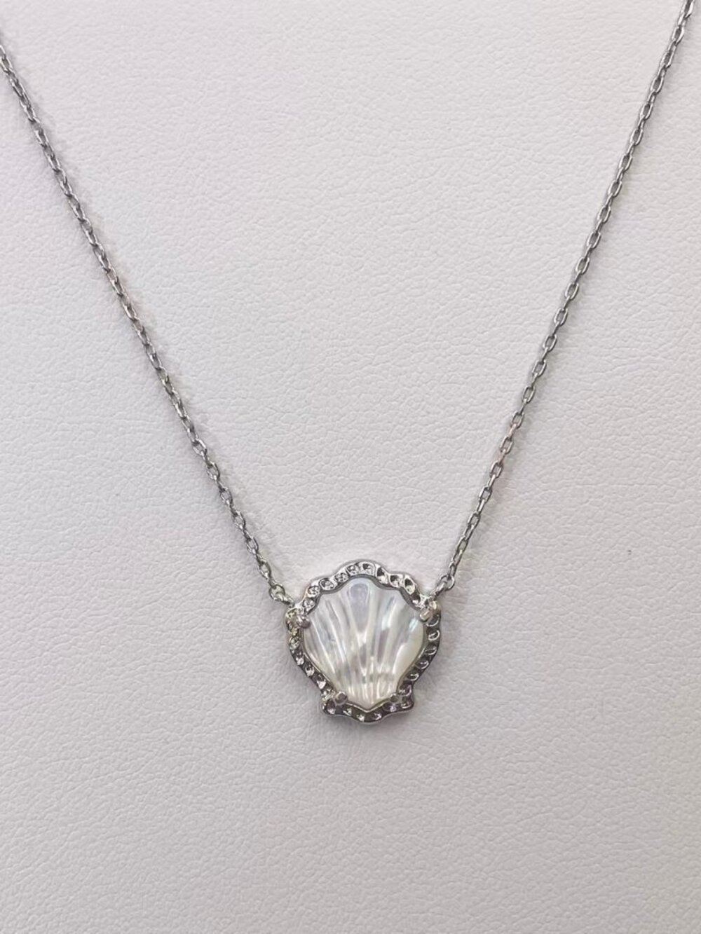 Kendra Scott Brynne Shell Gold Short Pendant Necklace